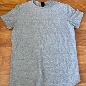 Gray H&M short sleeve tee shirt with subtle gray stitched in stripes.